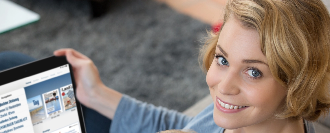 Frau liest digitale Tageszeitung