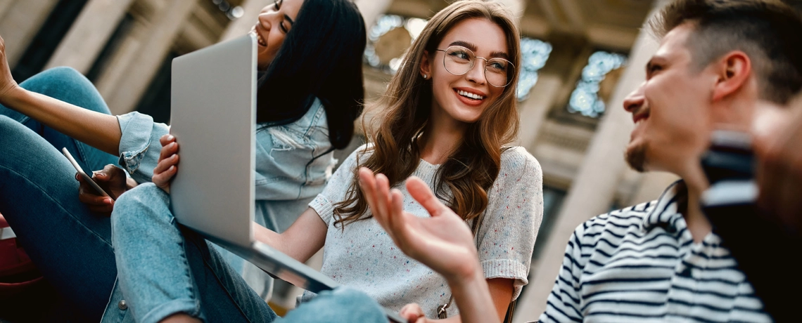 Studenten lesen die digitale Tageszeitung
