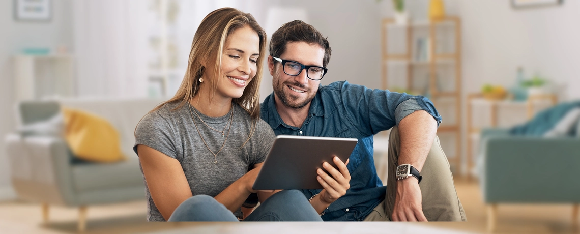 Paar löst gemeinsam den Rätselspaß in der digitalen Zeitung