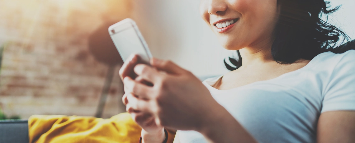 Frau liest die digitale Zeitung auf ihrem Smartphone