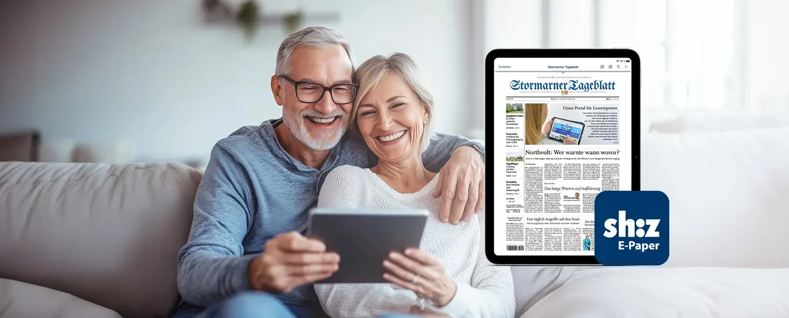 älteres Paar ließt Premium auf Tablet