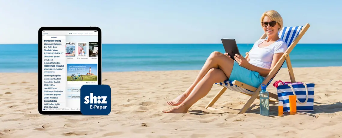 Frau liegt auf Liege am Strand