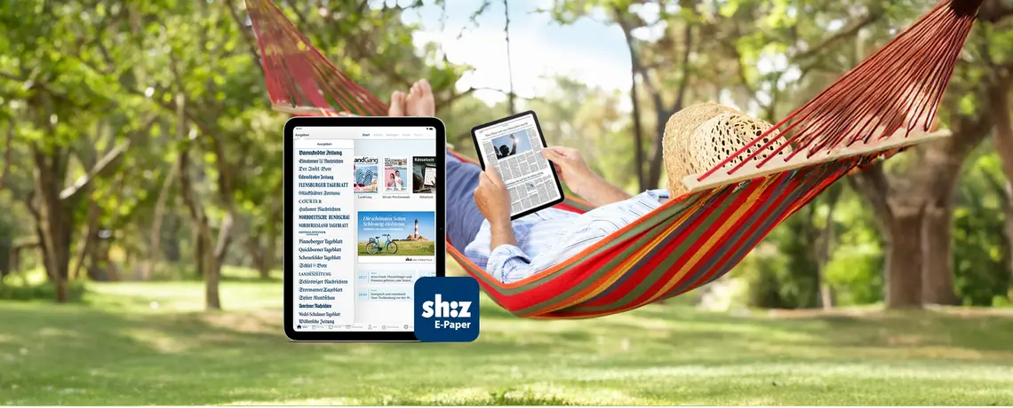 Person liegt auf Hängematte und schaut auf ein Tablet