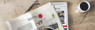 Eine Zeitung mit den AboExtra Angebote und ein Tablet liegen auf einem Tisch