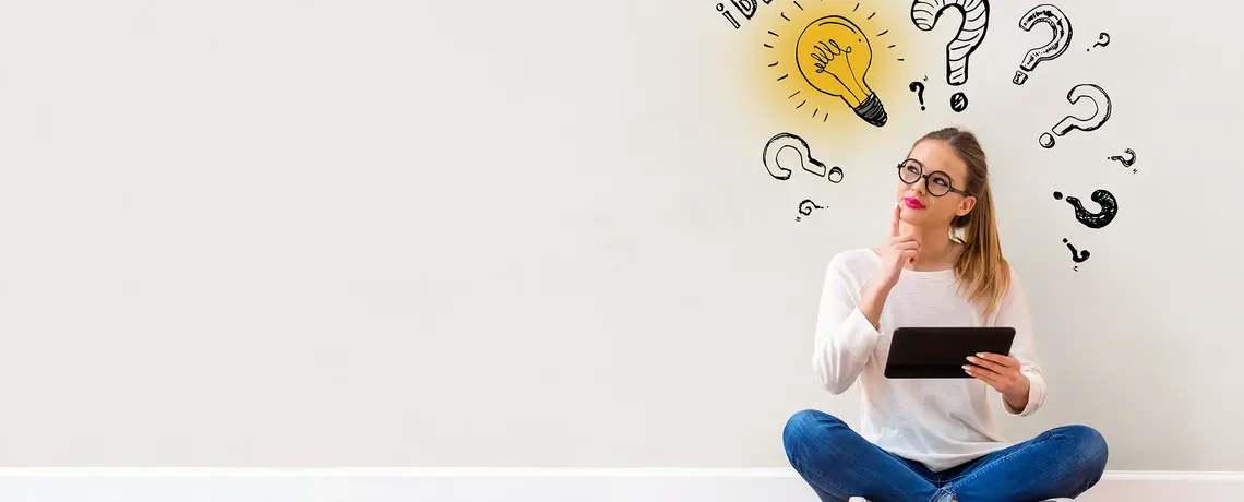 Eine Frau mit vielen Fragen im Kopf