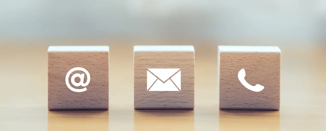 Würfel mit einem E-Mail, Brief und Telefon Icon