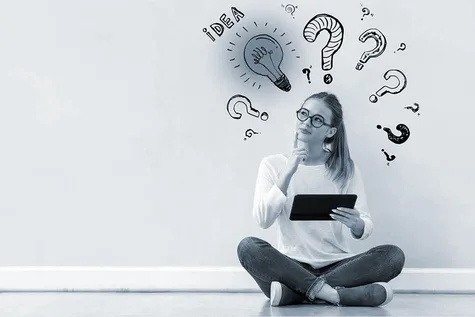 Eine Frau die viele Fragen im Kopd hat