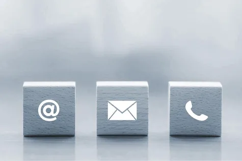 Drei Würfel mit einem E-Mail, Brief und Telefon Icon