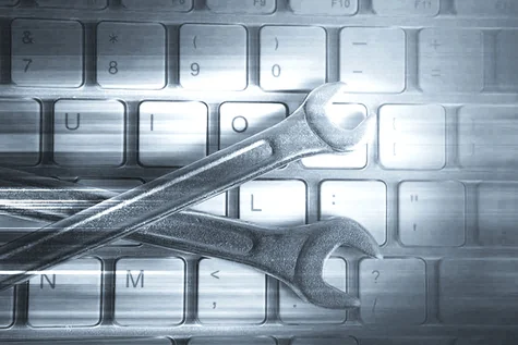 Schraubenschlüssel liegen auf einer Tastatur