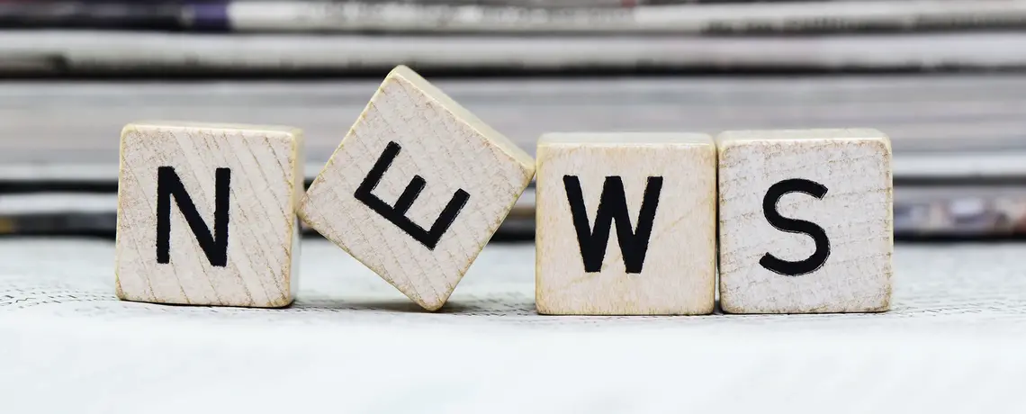 Scrabble Steine mit dem Wort News