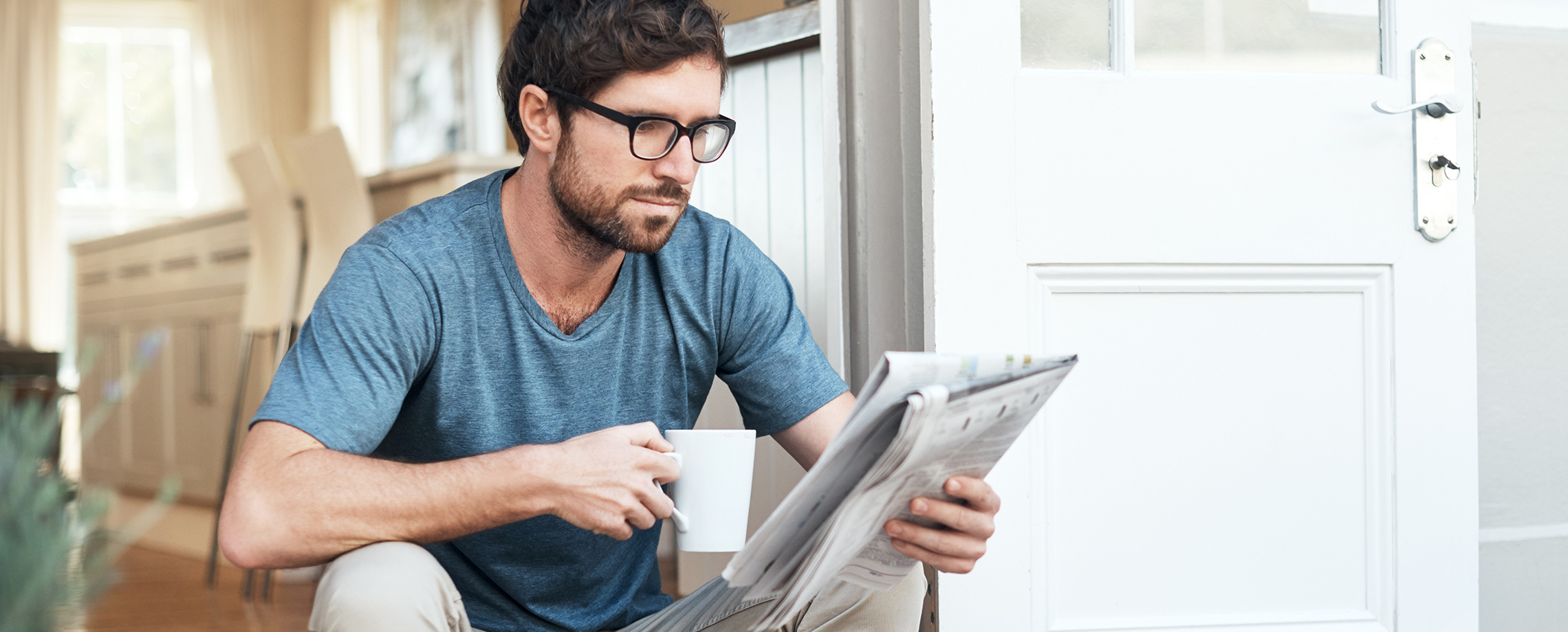 Mann liest die gedruckte Tageszeitung